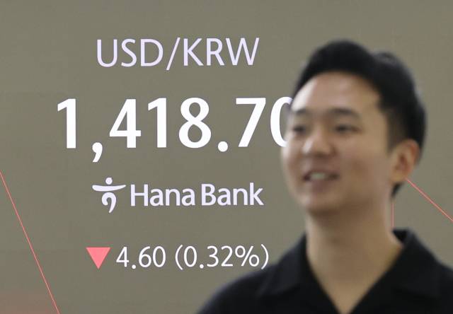 21일 서울 중구 하나은행 딜링룸 현황판에 원/달러 환율이 표시되고 있다. 원/달러 환율은 약세를 보이며 전장 대비 3.3원 내린 1,420.0원에 개장했다. 연합뉴스