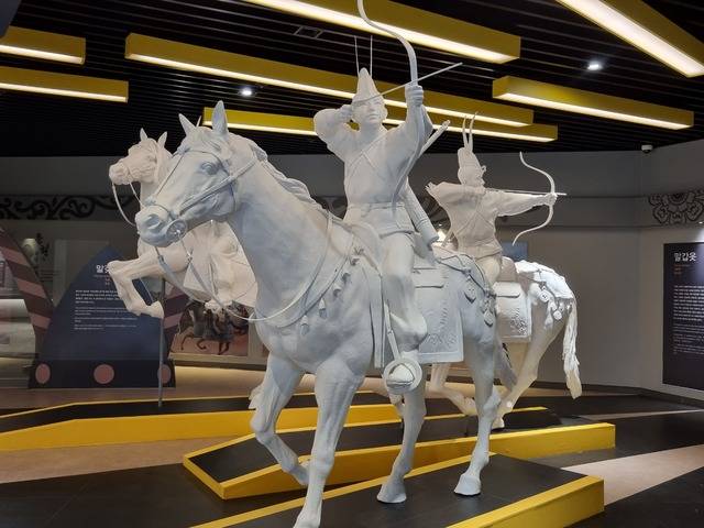 신라 화랑의 기상을 표현하는 화랑마을의 화랑동상.