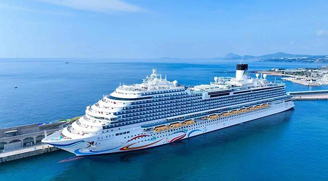 아도라 매직시티호가 제주 서귀포 강정크루즈항에 정박한 모습. 오는 5월 1일부터 중국 국영선사인 아도라크루즈의 '아도라 매직시티'호(13만5500t급)가 서귀포 강정크루즈항을 거점으로 상해∼제주∼일본~상해~제주를 잇는 크루즈 운항을 시작한다. ⓒ제주의소리