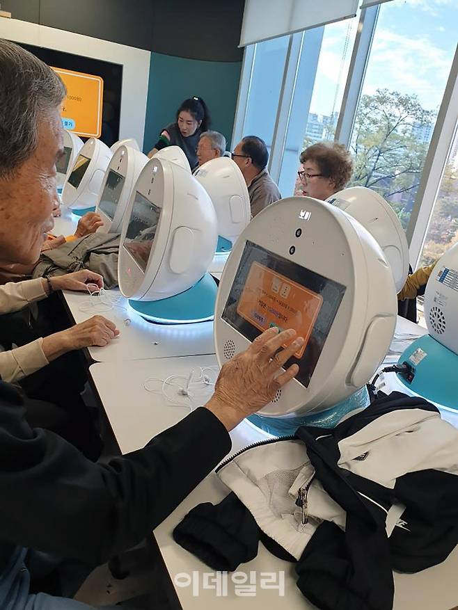 성남시의 한 복지관 회원들이 스마트기기를 활용한 인지훈련 교육을 받고 있다.(사진=성남시)