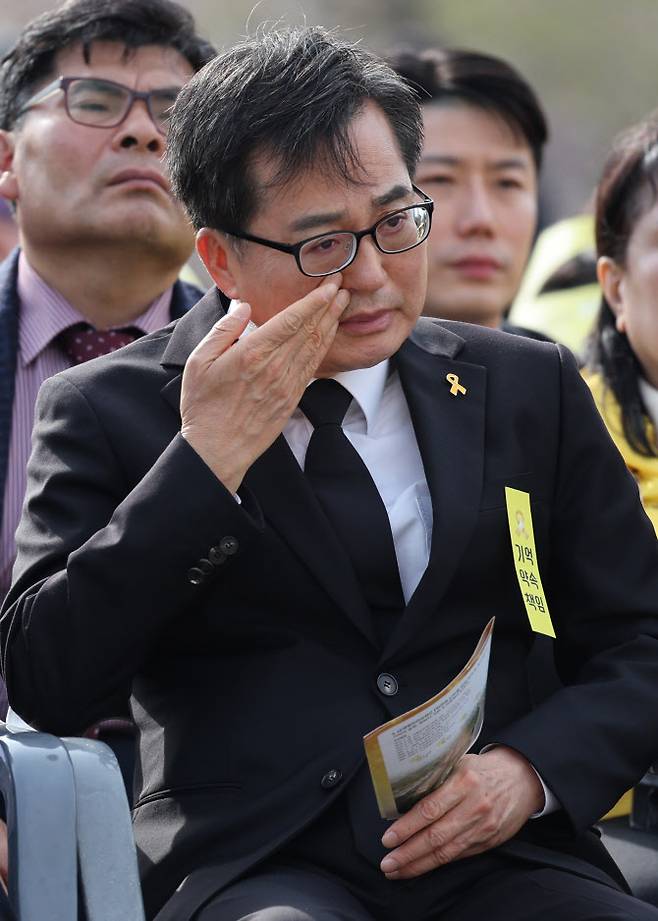 김동연 경기도지사가 16일 안산시 단원구 화랑유원지에서 열린 세월호 참사 11주기 기억식에서 눈물을 흘리고 있다.(사진=공동취재단)