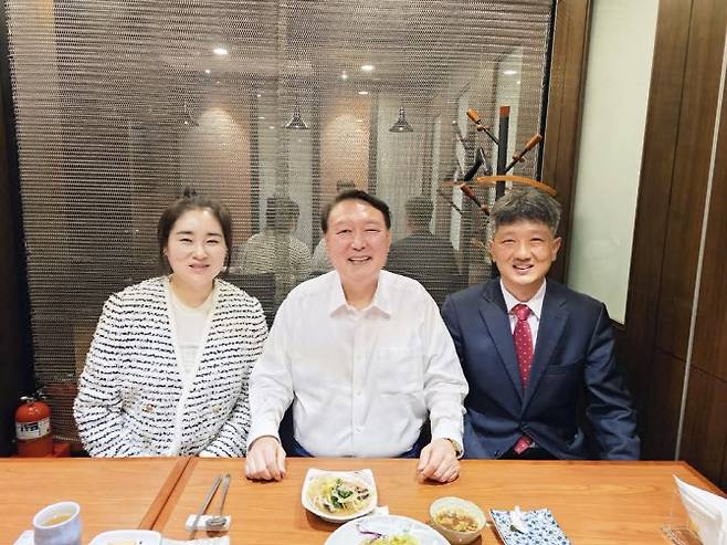 탄핵심판 변호인들과 식사한 윤석열 전 대통령. 사진=김계리 변호사 페이스북