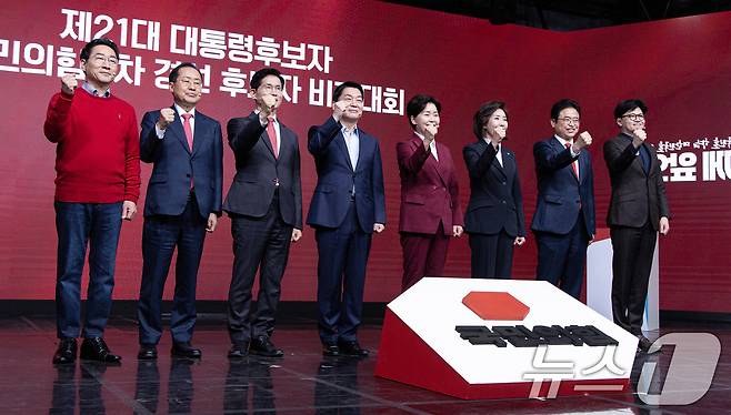 18일 오후 서울 강서구 ASSA아트홀에서 열린 '제21대 대통령후보자 국민의힘 1차 경선 후보자 비전대회' 에 참석한 후보들이 기념 촬영을 하고 있다. 왼쪽부터 유정복, 홍준표, 김문수, 안철수, 양향자, 나경원, 이철우, 한동훈 후보. 2025.4.18/뉴스1 ⓒ News1 이재명 기자