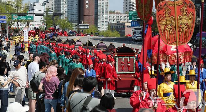 600년 조선 왕실의 사당인 종묘 정전(正殿)이 5년간의 대대적인 수리를 마치고 대중에 공개된 20일 오후 서울 종로구 율곡로 일대에서 창덕궁 구(舊) 선원전에 임시 봉안됐던 왕과 왕비의 신주(神主·죽은 사람의 위패) 49위를 종묘 정전으로 다시 옮기는 환안제(還安祭)가 거행되고 있다. 2025.4.20/뉴스1 ⓒ News1 오대일 기자