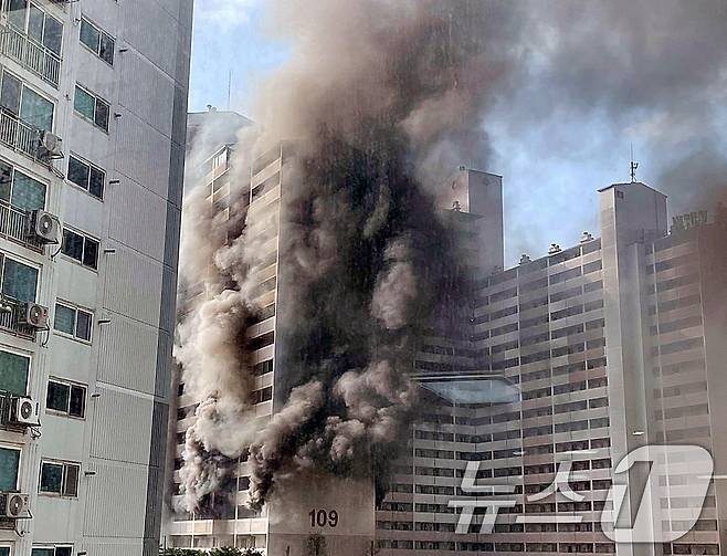 21일 오전 8시 17분쯤 서울 관악구 봉천동의 21층 규모 아파트에서 불이 나 소방당국이 화재 진압 작업을 하고 있다. (독자 제공.재판매 및 DB금지) 2025.4.21/뉴스1