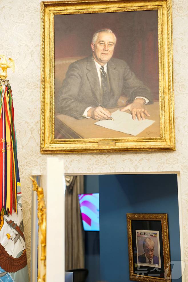 프랭클린 루스벨트 전 대통령 초상화. 아래는 트럼프 대통령의 머그샷이다. ⓒ 로이터=뉴스1 ⓒ News1 박형기 기자