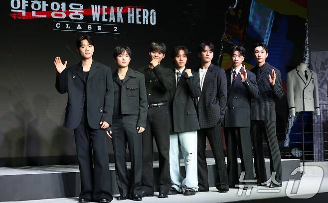 배우 이민재(왼쪽부터)와 최민영, 려운, 박지훈, 이준영, 유수빈, 배나라가 21일 서울 마포구 호텔 나루 엠갤러리에서 진행된 넷플릭스 시리즈 '약한영웅 Class 2' 제작발표회에 참석해 포즈를 취하고 있다. ‘약한영웅 Class 2’는 친구를 위해 폭력에 맞섰으나 끝내 지키지 못한 트라우마를 안고 은장고로 전학 간 모범생 연시은이 다시는 친구를 잃을 수 없기에 더 큰 폭력과 맞서면서 벌어지는 처절한 생존기이자 찬란한 성장담을 다룬 학원 액션 성장 드라마다. 2025.4.21/뉴스1 ⓒ News1 권현진 기자