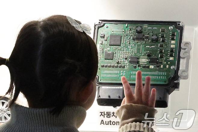 5일 경기 과천시 과천국립과학관 미래상상SF관에서 열린 '현대 전자 문명의 기반, 반도체' 전시에서 어린이가 자동차에 들어가는 반도체를 살펴볼 수 있다. 이번 전시에서는 디지털 문명의 기초가 된 반도체의 개념부터 제조공정, 인공지능(AI) 반도체로의 진화 과정을 살펴볼 수 있다. 2025.3.5/뉴스1 ⓒ News1 신웅수 기자