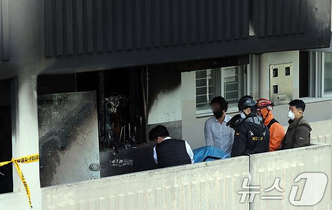 21일 서울 관악구 봉천동의 한 아파트에서 불이 나 소방대원 및 과학수사대가 진화 작업 후 현장에서 시신을 수습하고 있다. 2025.4.21/뉴스1 ⓒ News1 박정호 기자