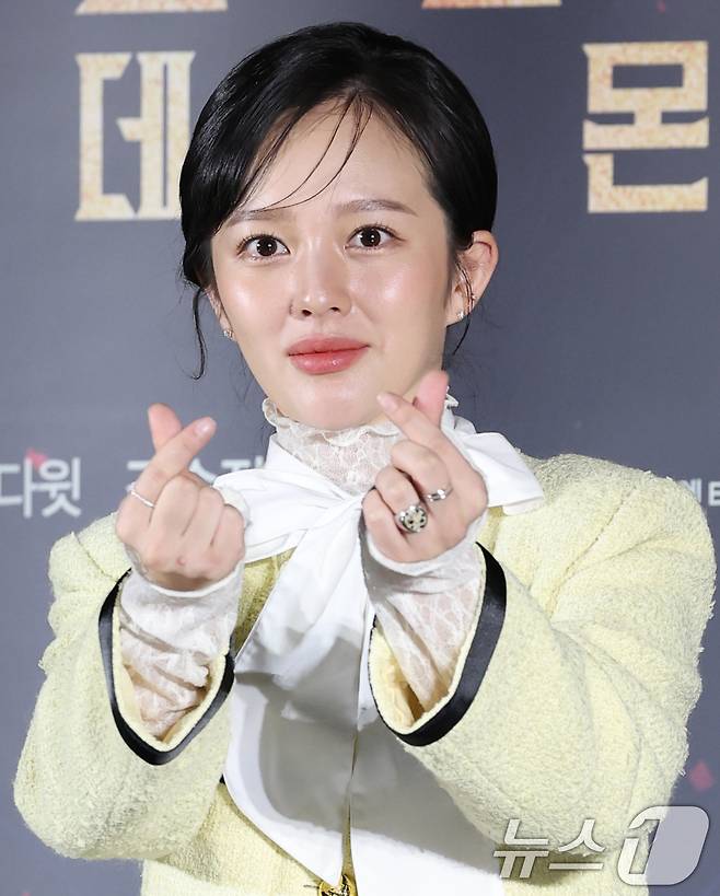 배우 정지소가 2일 서울 광진구 롯데시네마 건대입구에서 열린 영화 '거룩한 밤: 데몬 헌터스’(감독 임대희) 제작보고회에서 포즈를 취하고 있다. '거룩한 밤: 데몬 헌터스'는 악을 숭배하는 집단에 의해 혼란에 빠진 도시, 특별한 능력을 가진 어둠의 해결사 ‘거룩한 밤’ 팀 바우(마동석 분), 샤론(서현 분), 김군(이다윗 준)이 악의 무리를 처단하는 오컬트 액션 영화다. 2025.4.2/뉴스1 ⓒ News1 권현진 기자