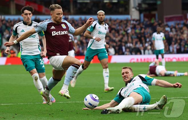 뉴캐슬과 애스턴 빌라가 다음 시즌 유럽축구연맹(UEFA) 챔피언스리그 진출을 다툰다. ⓒ AFP=뉴스1