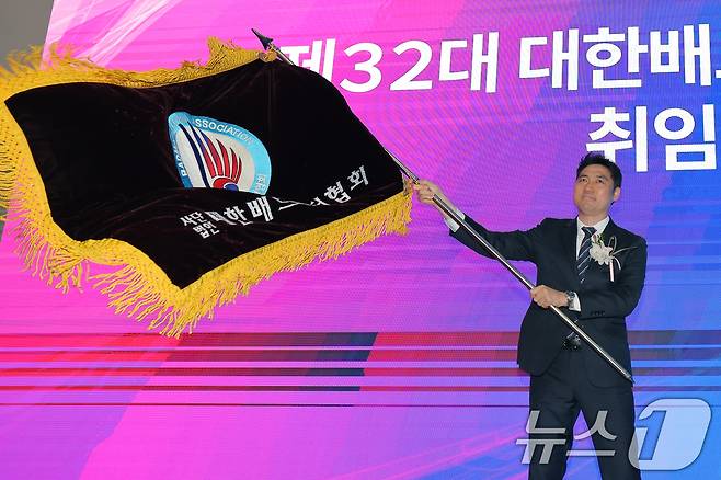 김동문 대한배드민턴협회장이 21일 오후 서울 송파구 올림픽파크텔 올림피아홀에서 열린 대한배드민턴협회 제32대 회장 취임식에서 전달받은 협회기를 흔들고 있다. 2025.4.21/뉴스1 ⓒ News1 박정호 기자