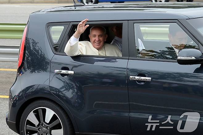 한국을 방문한 프란치스코 교황이 지난 2014년 8월 14일 오전 경기 성남시 수정구 서울공항을 나서며 환영객들을 향해 손흔들고 있다. (뉴스1 DB)
