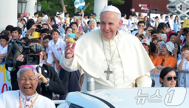 프란치스코 교황이 지난 2014년 8월 15일 오후 아시아 청년대회가 열리고 있는 충남 당진시 솔뫼성지를 방문해 이동하며 신도들을 만나는 모습.  (뉴스1 DB)