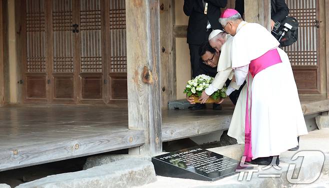프란체스코 교황이  지난 2014년 8월 15일 오후 충남 당진시 솔뫼성지를 방문해 한국인 최초의 사제인 김대건신부의 생가에서 헌화하는 모습. (뉴스1 DB)