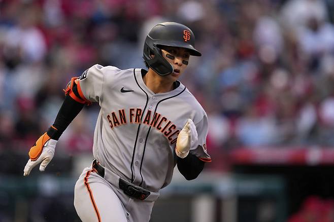 샌프란시스코 이정후가 19일(한국시간) 미국 캘리포니아주 애너하임 에인절 스타디움에서 열린 2025 메이저리그(ML) LA 에인절스전에서 1회초 안타를 치고 있다. 사진 | 애너하임=AP연합뉴스