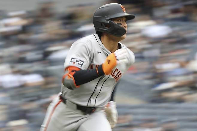 샌프란시스코 이정후가 14일(한국시간) 미국 뉴욕 양키스타디움에서 열린 2025 메이저리그(ML) 뉴욕 양키스전에서 4회초 홈런을 때리고 있다. 사진 | 뉴욕=AP연합뉴스