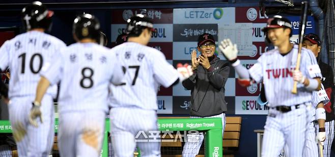 LG 염경엽 감독(가운데)이 16일 잠실구장에서 열린 2025 KBO리그 삼성과 경기 5회말 박동원이 홈런을 때리고 돌아오자 박수를 보내고 있다. 잠실 | 최승섭기자 thunder@sportsseoul.com