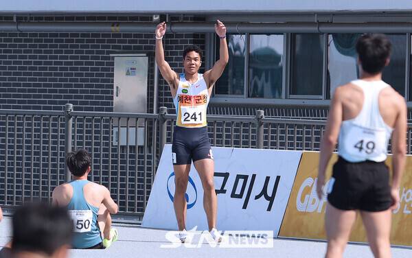 21일 오후 경북 구미시민운동장에서 열린 '2025 구미아시아육상경기선수둰대회 최종선발대회' 100m 결승에 출전해 10초41의 기록으로 정상에 오른 나마디 조엘진이 결승선을 통과한 후 기뻐하고 있다. 사진┃강명호 기자