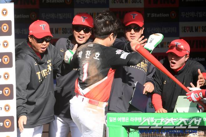 4안타 경기를 펼친 리드오프 박찬호 미친 활약이 반가운 이범호 감독. 잠실=박재만 기자 pjm@sportschosun.com