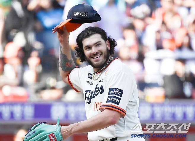 7회 두 번이나 호수비를 보여준 폰세가 1루쪽을 보며 활짝 웃었다.