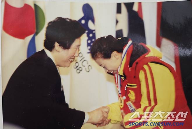 '한국 최초의 여성 장애인 의사' 황연대 박사(전 장애인복지진흥회 부회장)가 김미정에게 '패럴림픽에서 가장 아름다운 도전을 한 남녀선수'에게 수여하는 황연대성취상을 건네고 있는 모습. 사진제공=김미정 대한장애인체육회 훈련기획부 주임