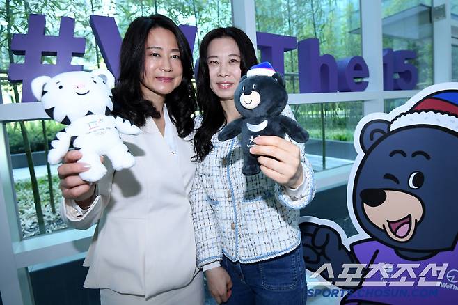 1998년 나가노패럴림픽 최초이자 최고의 알파인 스키어-가이드러너. 김미정 대한장애인체육회 훈련기획부 주임(왼쪽)과 김나미 대한체육회 사무총장이 15일 서울 송파구 올림픽회관에서 재회했다. 4월20일 장애인의 날을 맞아 진행된 동행 인터뷰, 대한체육회, 대한장애인체육회 각 기관을 대표해 김미정 주임이 평창패럴림픽 마스코트 반다비를, 김나미 총장이 평창올림픽 마스코트 수호랑을 들었다. 송파=박재만 기자 pjm@sportschosun.com