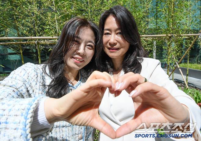 다시 만난 김미정 대한장애인체육회 훈련기획부 주임과 김나미 대한체육회 사무총장이 15일 서울 송파구 올림픽회관에서 함께 손하트를 만들어보였다. 송파=박재만 기자 pjm@sportschosun.com