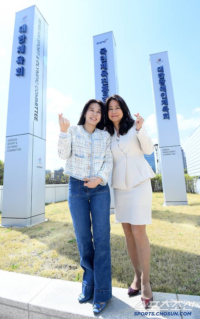 김미정 대한장애인체육회 훈련기획부 주임과 김나미 대한체육회 사무총장이 15일 서울 송파구 올림픽회관 앞 대한체육회, 대한장애인체육회 상징물 앞에서 기념사진을 찍고 있다. 송파=박재만 기자 pjm@sportschosun.com/2025.04.15/