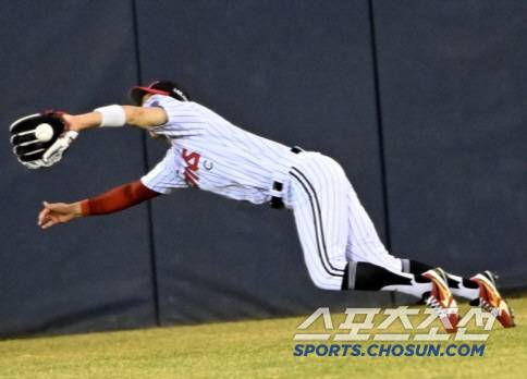 25일 잠실야구장에서 열린 한화와 LG의 경기, 6회초 LG 중견수 박해민이 한화 김태연의 타구를 몸을 날려 잡아내고 있다. 잠실=허상욱 기자wook@sportschosun.com/2025.03.25/