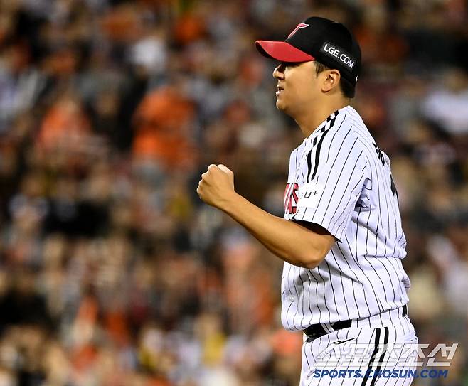 27일 잠실야구장에서 열린 한화와 LG의 경기, 3회초 2사 3루 LG 송승기가 한화 김태연을 스트라이크 아웃 낫아웃으로 잡아낸 뒤 주먹을 불끈 쥐고 있다. 잠실=허상욱 기자wook@sportschosun.com/2025.03.27/