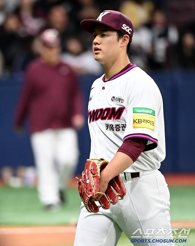 18일 고척스카이돔에서 열린 롯데와 키움의 시범경기, 키움 선발투수 정현우가 1회초 투구를 마치고 더그아웃으로 향하고 있다. 고척=허상욱 기자wook@sportschosun.com/2025.03.18/