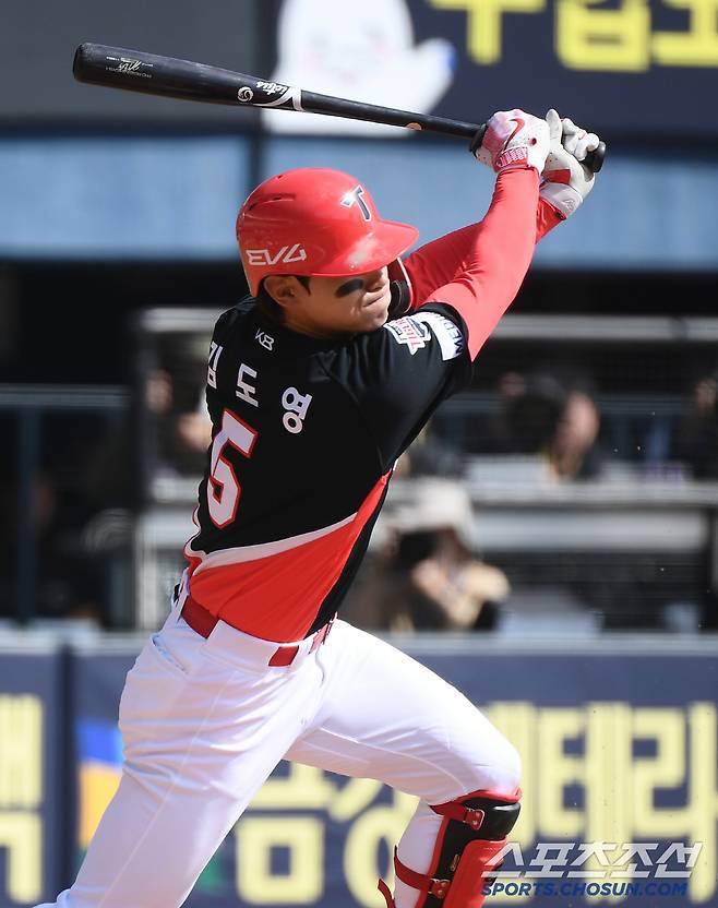 13일 서울 잠실구장에서 열린 시범경기 KIA-두산전. 3회초 1사 1루 김도영이 내야안타를 치고 있다. 잠실=정재근 기자 cjg@sportschosun.com/2025.3.13/