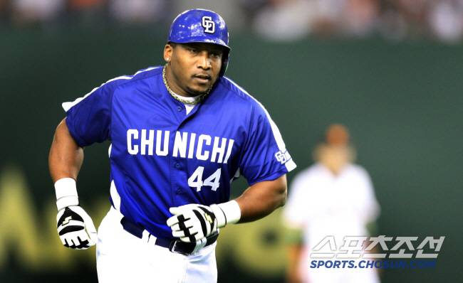 우즈는 두산을 거쳐 2003년 요코하마 선수가 됐다. 2005년 주니치로 이적해 2008년까지 6년간 총 3차례 센트럴리그 홈런왕에 올랐다. 스포츠조선 DB