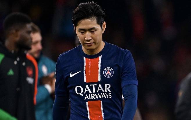 [스포츠조선 강우진 기자]파리 생제르망(PSG)에서 모처럼만에 출전 기회를 부여받은 이강인에게 한 가지 의문점이 남는다. 지난 경기에서 루이스 엔리케 PSG 감독이 이강인을 수비형 미드필더로 출전시킨 점이다.

통상적으로 이강인은 양쪽 측면 공격수나 제로톱에서 뛸 수 있는 선수다. 중앙 미드필더나 오른쪽 왼쪽 미드필더 모두 가능하다. 수비적인 능력은 크다고 볼 수 없기에 수비형 미드필더로 기용하는 점은 의아했다.

루이스 엔리케 감독은 이에 대한 대답을 내놨다. 다음 경기에서 이강인이 또다시 수비형 미드필더로 뛸 가능성도 배제하지 않았다. 챔피언스리그에서 선발로 뛰지 못하고, 리그에서는 익숙하지 않은 포지션을 강요하는 엔리케 감독 때문에 이강인은 괴로울 수 있다. 사진=SNS