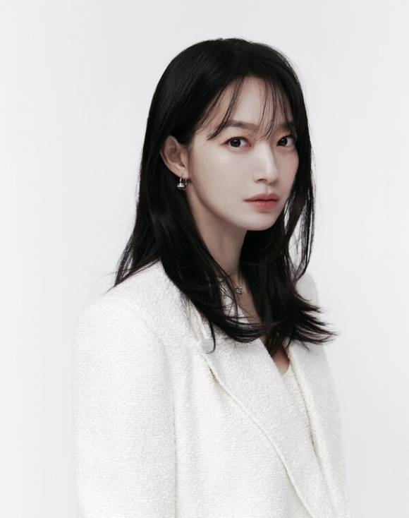 배우 신민아가 넷플릭스 시리즈 '악연'과 캐릭터 주연에 관한 다양한 이야기를 전했다. /넷플릭스