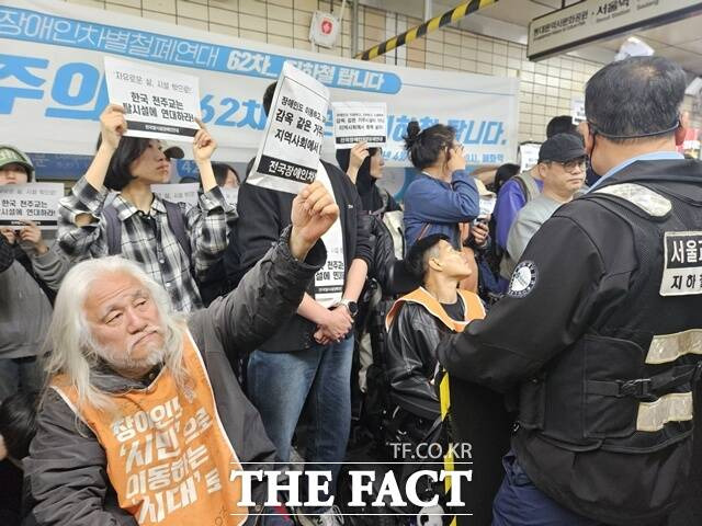 전장연은 21일 오전 8시부터 서울 지하철 4호선 혜화역 동대문 방면 승강장에서 '62차 출근길 지하철 탑니다' 시위를 진행했다. /이다빈 기자