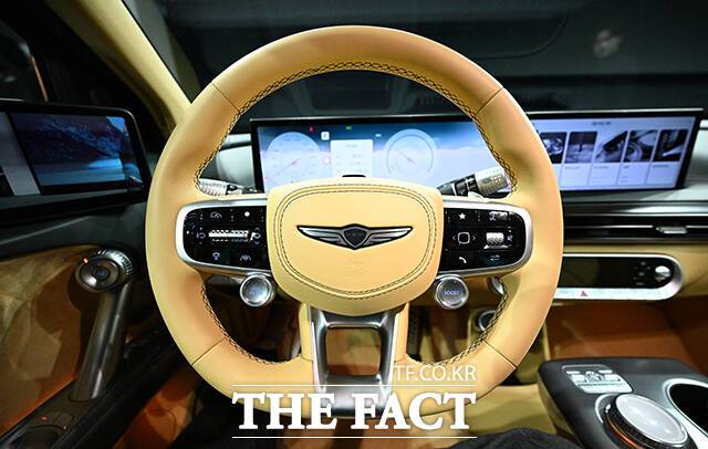 새롭게 적용된 3-스포크 디자인은 그립감은 무난했지만, 휠 림이 두껍고 조향 시 무게감도 있는 편이었다. /박헌우 기자