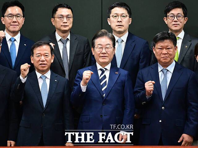 이재명 더불어민주당 대선 예비후보(앞줄 가운데)가 21일 오전 서울 여의도 금융투자협회에서 열린 '자본시장 활성화를 위한 정책간담회'에 앞서 서유석 금융투자협회장(앞줄 왼쪽), 최영권 한국애널리스트회 회장(앞줄 오른쪽), 국내 증권사 리서치센터장(뒷줄)들과 기념촬영을 하고 있다. /남윤호 기자