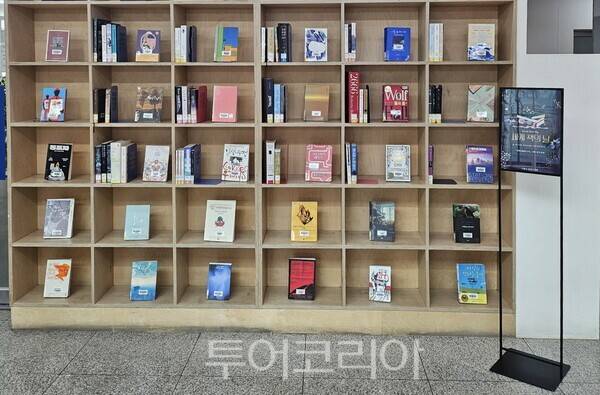 중앙도서관 세계 100대 도서 기획전시 모습/사진=시흥시