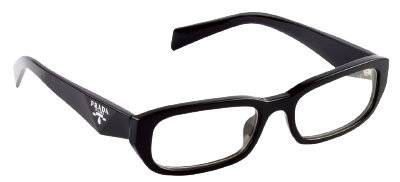 깔끔한 직사각형 프레임이 얼굴형을 균형감 있게 보완해준다. 61만 원 프라다.