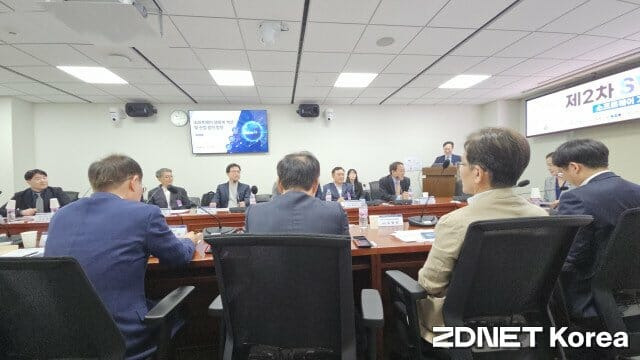 이해민 의원과 민간 협의회 실무진들이 자유토론을 하고 있다. (사진=한정호 기자)