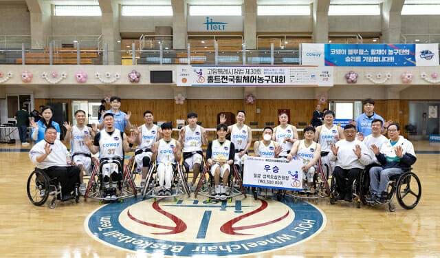 코웨이 블루휠스 휠체어농구단이 고양특례시장컵 제 30회 홀트전국휠체어농구대회에서 우승했다. 코웨이 블루휠스 선수들과 관계자들이 기념촬영을 하고 있다. (사진=코웨이)