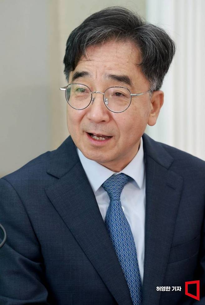 이재명 싱크탱크 '성장과 통합' 유종일 상임공동대표가 아시아경제 AK라디오에 출연해 소종섭 정치스페셜리스트와 인터뷰하고 있다. 허영한 기자