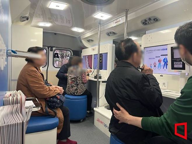 AI동행버스 안에서 구강, 시력 검사를 진행하고 있다. 이은서 기자