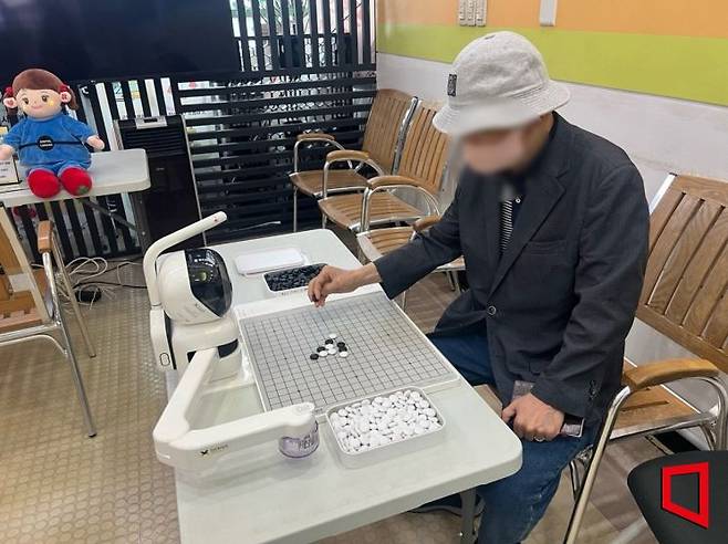 노인들이 바둑 로봇과 오목을 겨루고 있다. 이은서 기자