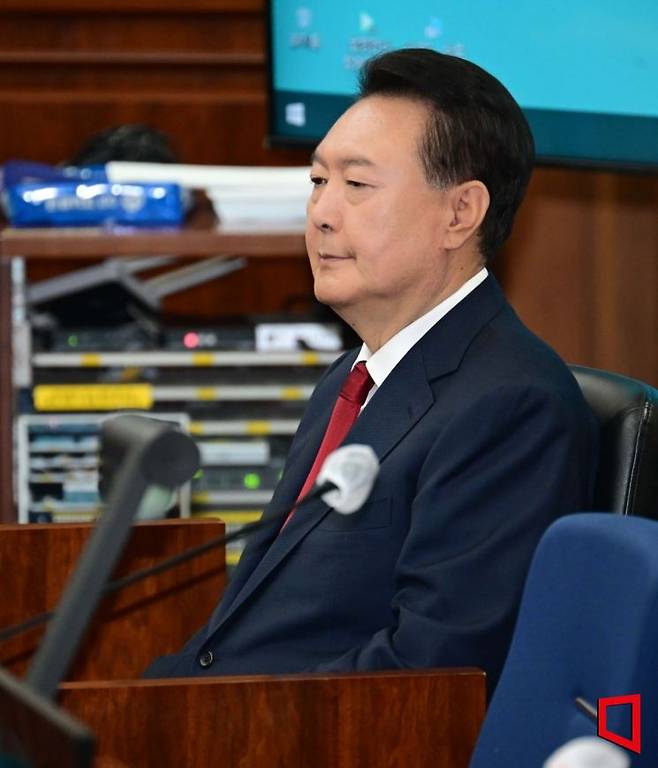 12·3 비상계엄을 선포해 내란 우두머리 혐의로 재판에 넘겨진 윤석열 전 대통령이 21일 오전 서울 서초구 서울중앙지법 417호 법정에 앉아 재판 시작을 기다리고 있다.  2025.04.21 사진공동취재단
