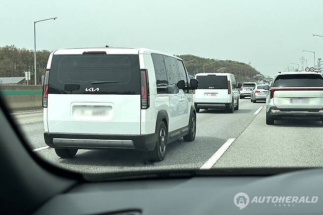 국내 공식 출시를 앞둔 기아 PV5가 지난주 경부고속도로에서 목격됐다. (오토헤럴드 김훈기 기자)