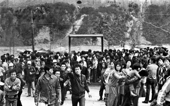 1980년 4월 강원도 정선군 사북 탄광 광부들이 열악한 근로 환경과 임금 등에 반발해 총파업을 벌였다. 사진은 ‘사북 사건’ 당시 광부들과 주민들이 몰려다니고 있는 모습./조선DB