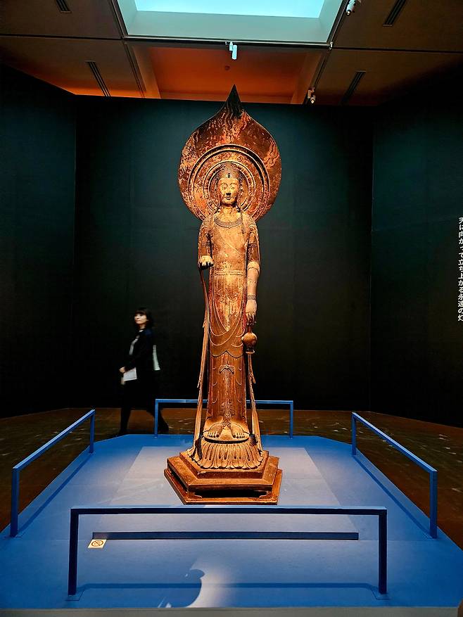 일본 나라 호류지의 ‘백제관음’이 전시장 입구에 서 있다. 높이 210㎝. 7세기 아스카시대 걸작이다. /허윤희 기자